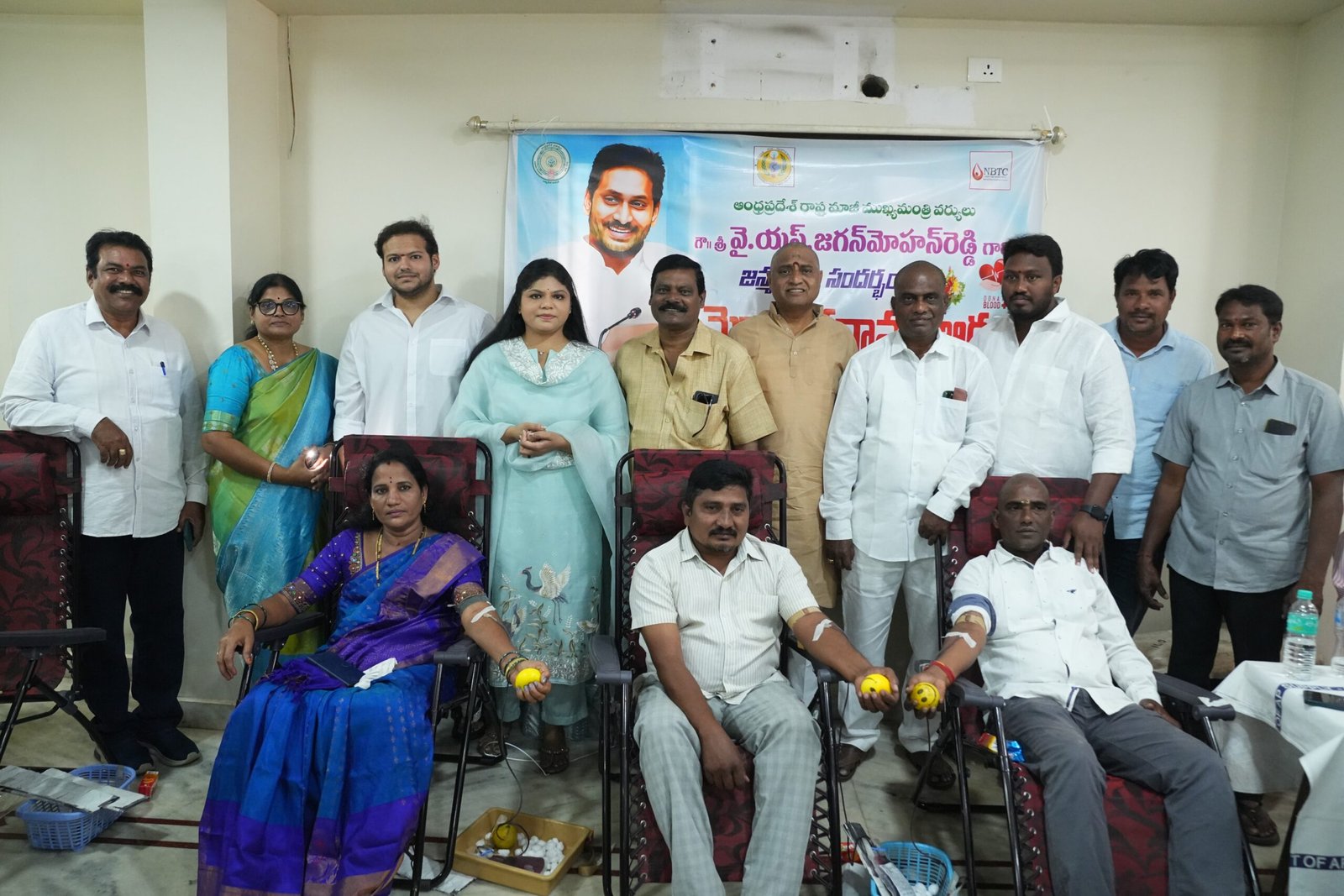 చీపురుపల్లిలో ఘనంగా మాజీ సీఎం జగన్ జన్మదిన వేడుకలు